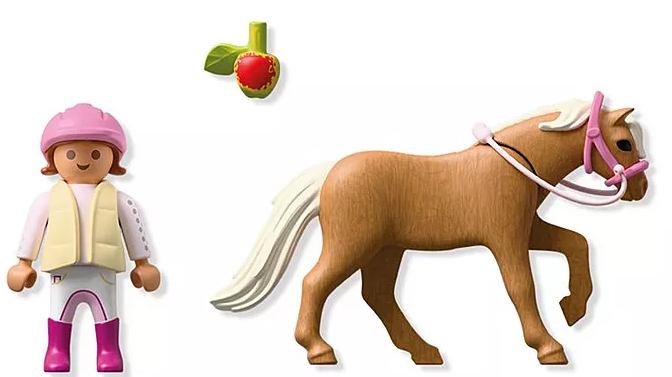 Eine Spielzeugszene mit Pferd, Reiter und Apfel. Das Pferd ist braun, der Reiter trägt einen rosa Helm.