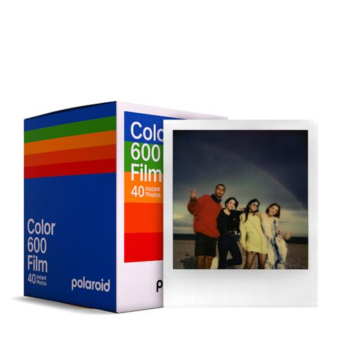Caja de película Polaroid y una foto. La foto muestra a cuatro personas posando con un arcoíris de fondo.