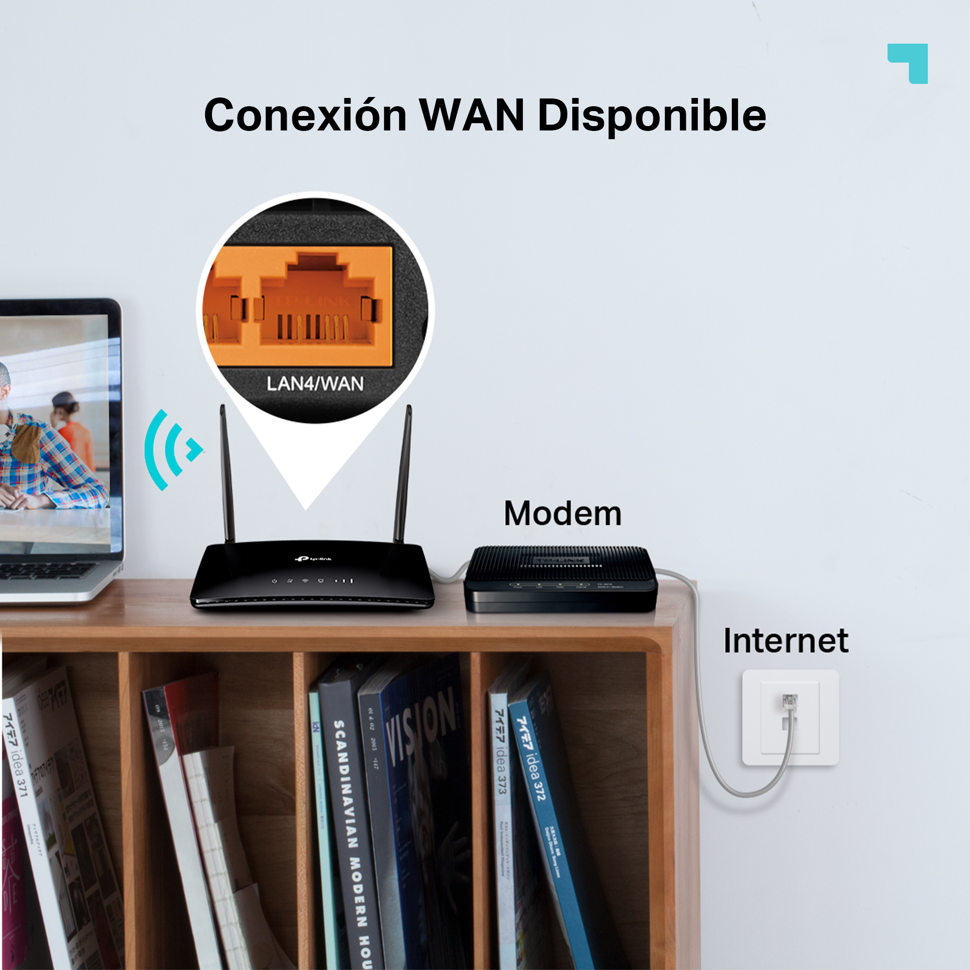 Un router, un módem y un portátil están en una estantería de madera. Un enchufe de pared se conecta al módem. Hay libros en el estante.