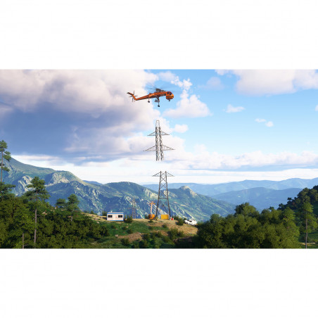 Un helicóptero naranja vuela sobre líneas eléctricas. Montañas y árboles llenan el paisaje. Se ve un remolque pequeño y un camión.