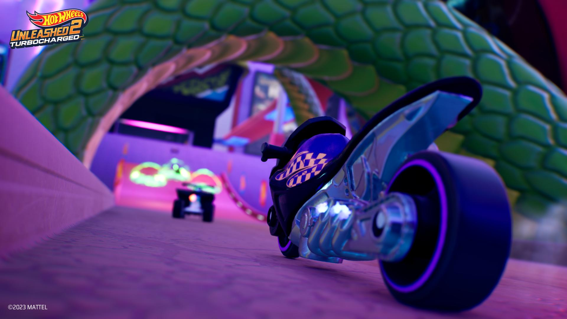 Una moto futuristica con dettagli viola corre su una pista. Lo sfondo mostra una struttura a forma di drago e il logo del gioco.