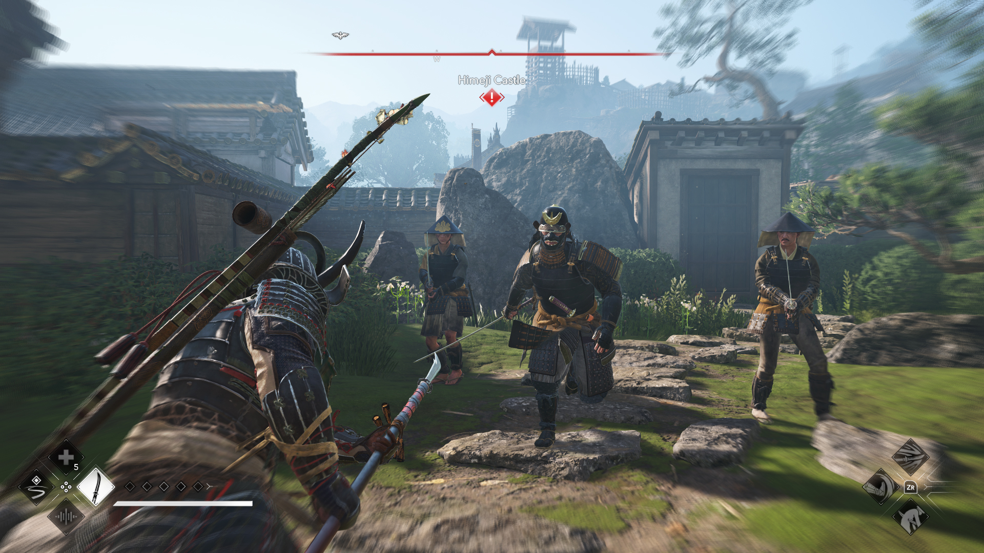 Samurai in armatura con spade. Uno corre verso lo spettatore. Edifici e un castello sullo sfondo. Erba verde e alberi.