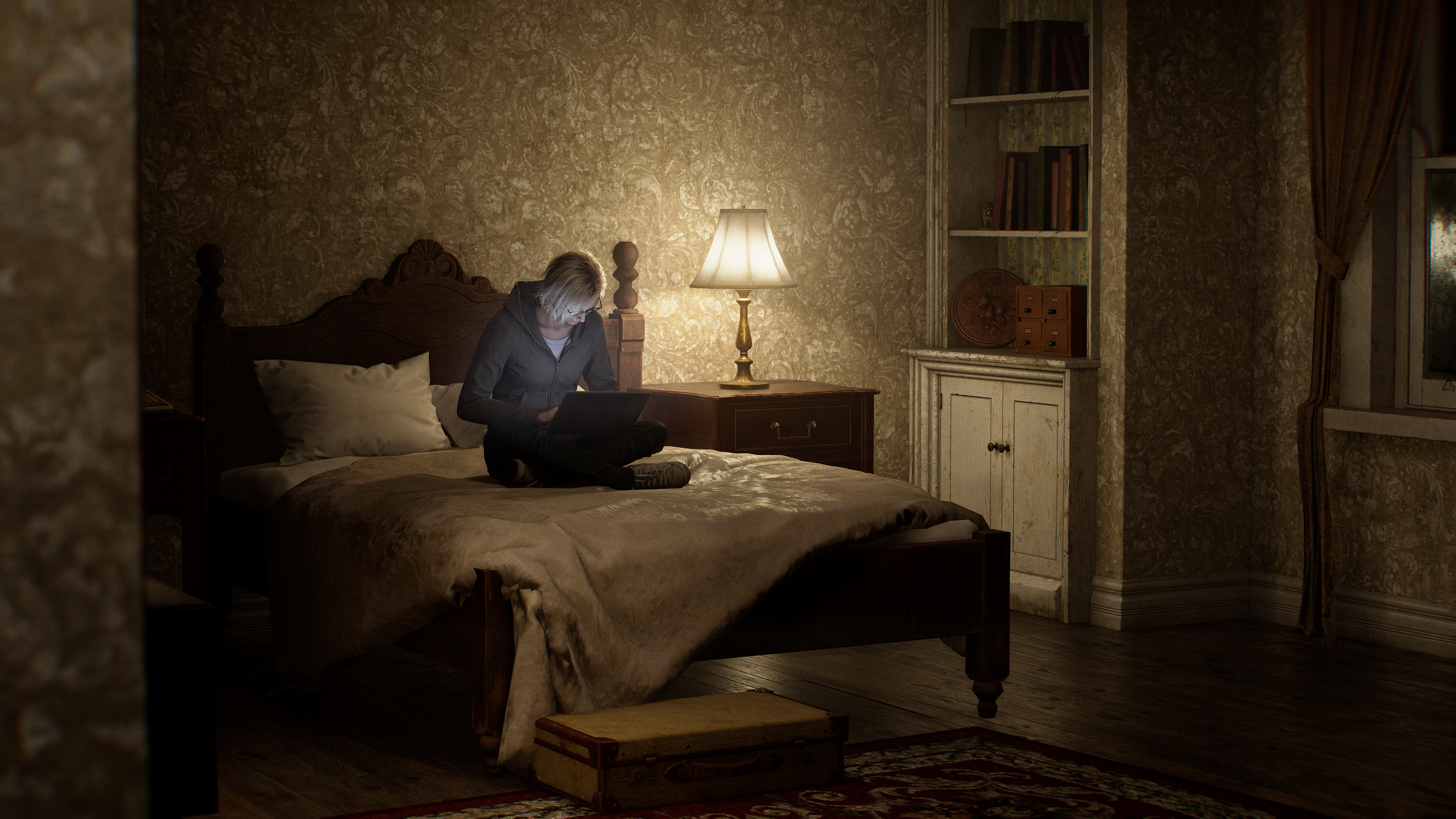 Eine Person sitzt auf einem Bett, beleuchtet von Laptoplicht und einer Lampe. Der Raum hat Tapeten und ein Bücherregal.