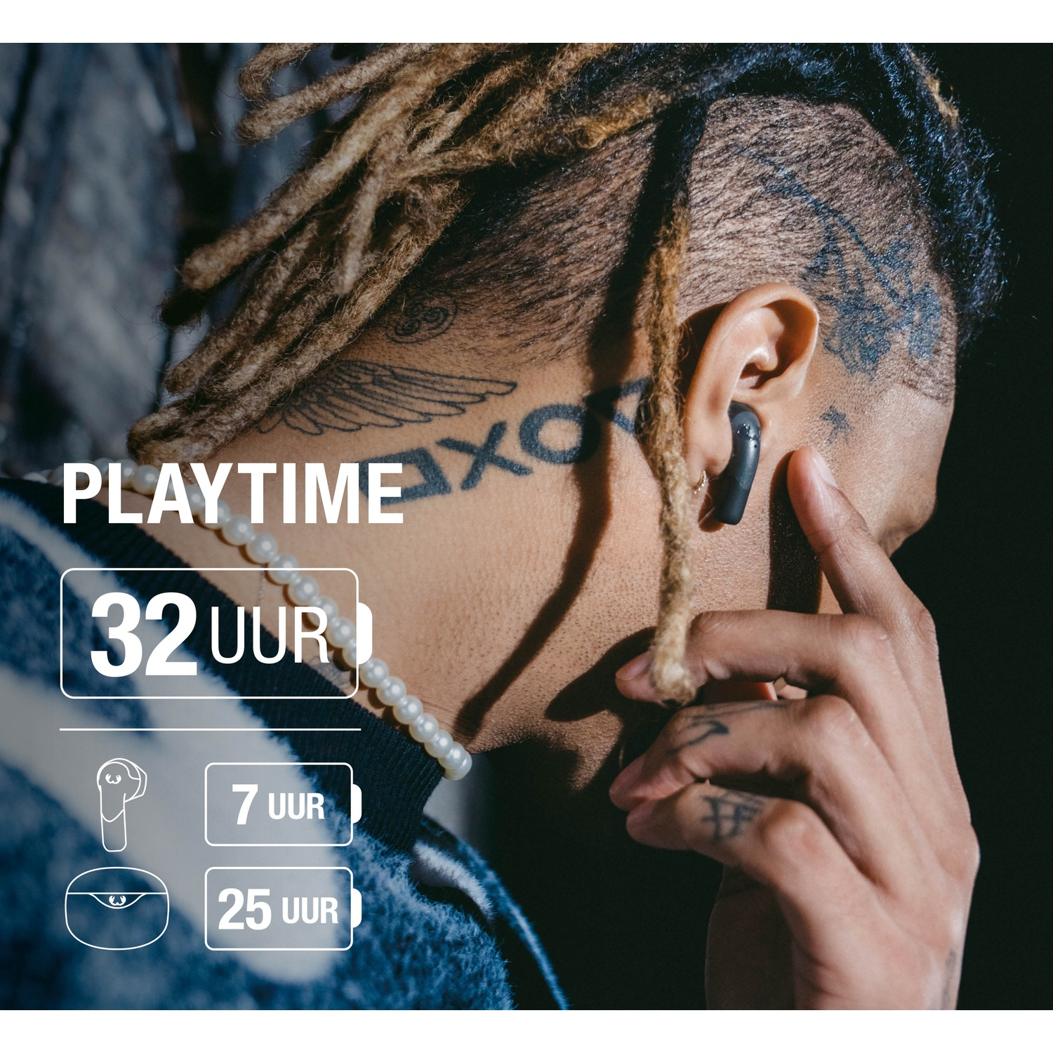 Persoon met dreadlocks die oortelefoons draagt. Tekst: Afspeeltijd 32 uur, 7 uur, 25 uur. Parelketting en tatoeages zichtbaar.