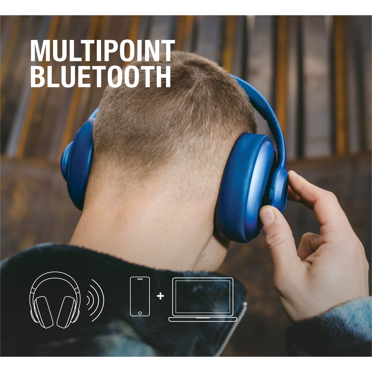 Une personne portant un casque bleu, réglant l'appareil. Le texte indique 'Multipoint Bluetooth'. Icônes de casque, téléphone et ordinateur portable sont affichées.