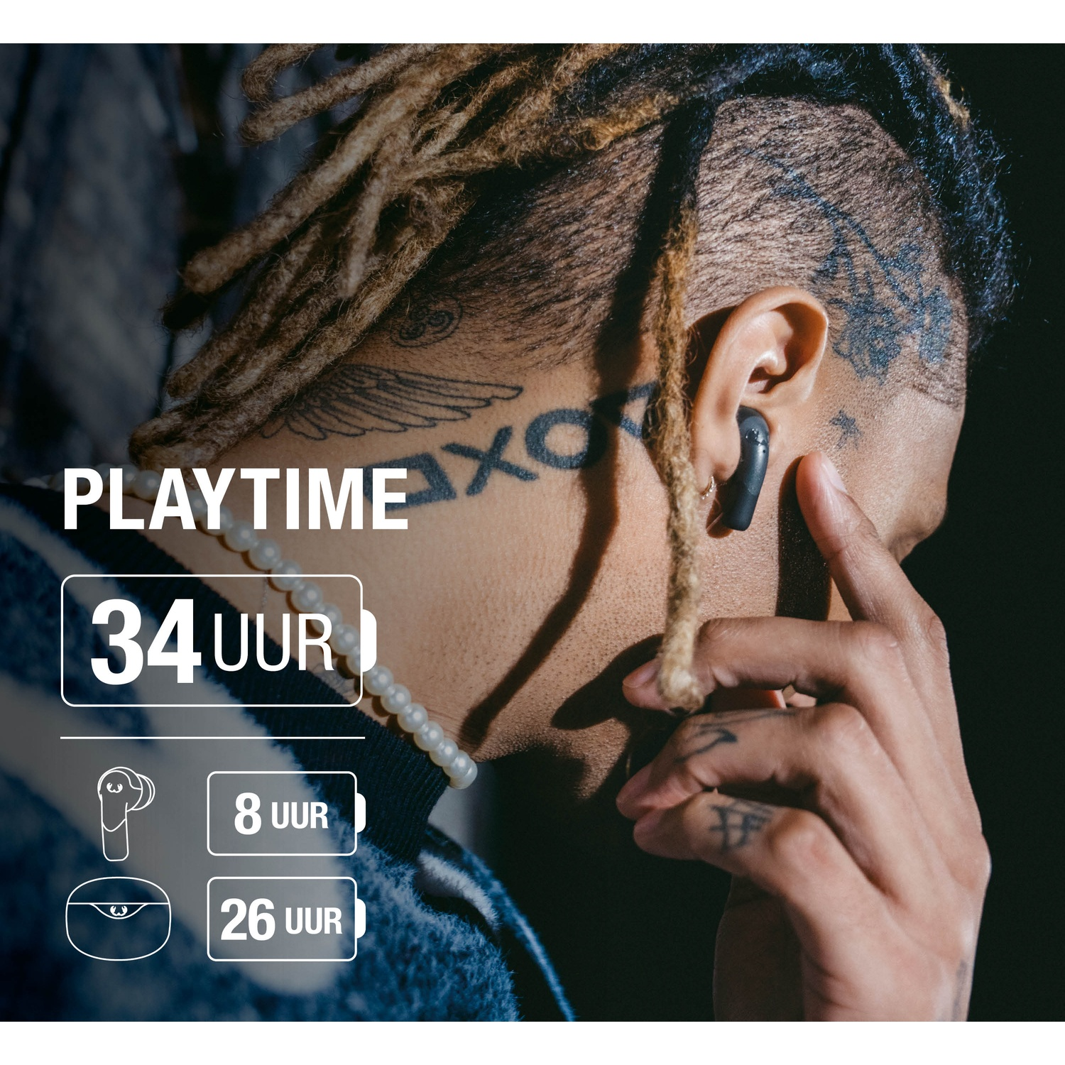 Een persoon met dreadlocks draagt oortelefoons. De tekst luidt 'PLAYTIME 34 uur'. Pictogrammen tonen 8 uur en 26 uur batterijduur.