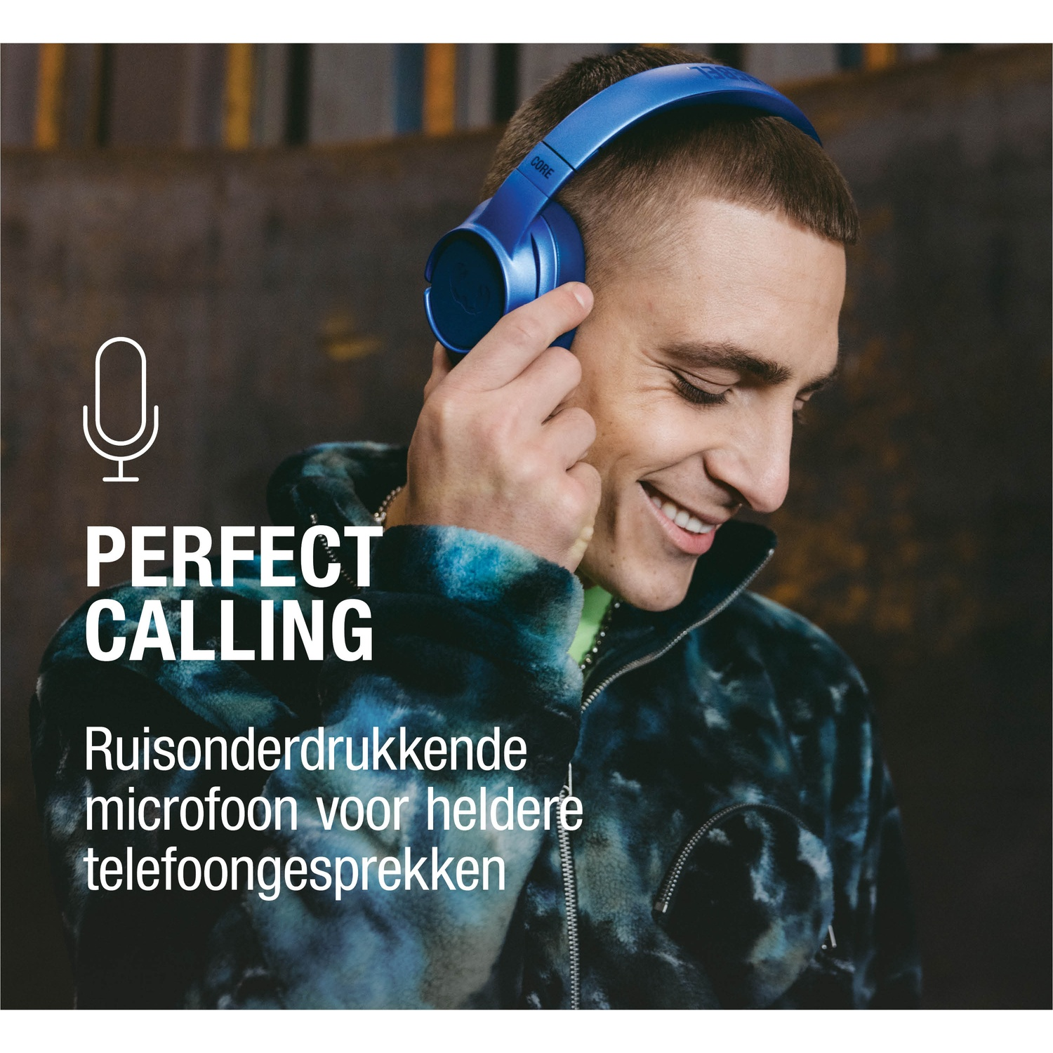 Een man met een blauwe koptelefoon glimlacht. De tekst zegt 'Perfect Calling'. De man heeft een kleurrijke jas. Een microfoonpictogram is ook zichtbaar.