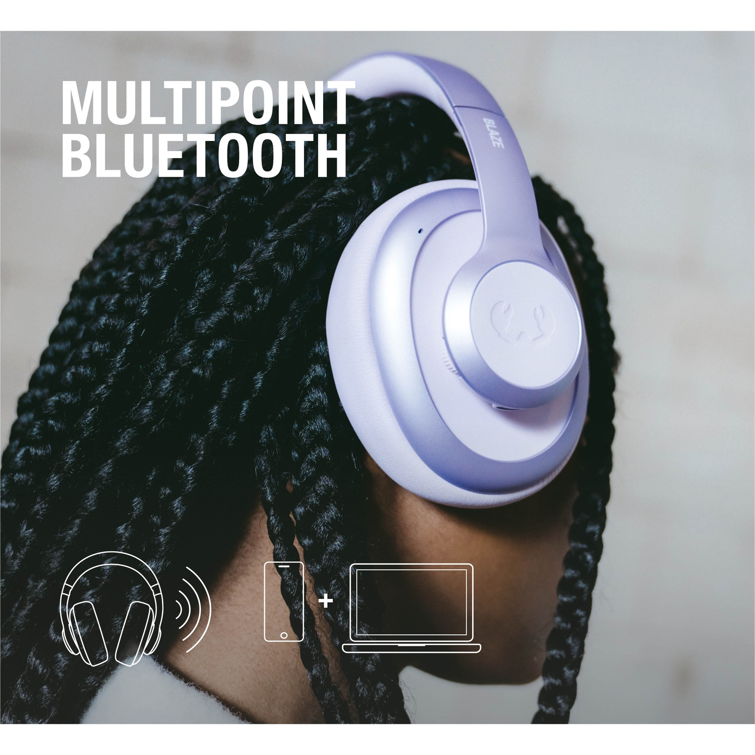 Een vrouw draagt een paarse koptelefoon. Tekst: 'Multipoint Bluetooth'. Pictogrammen van koptelefoon, telefoon en laptop.