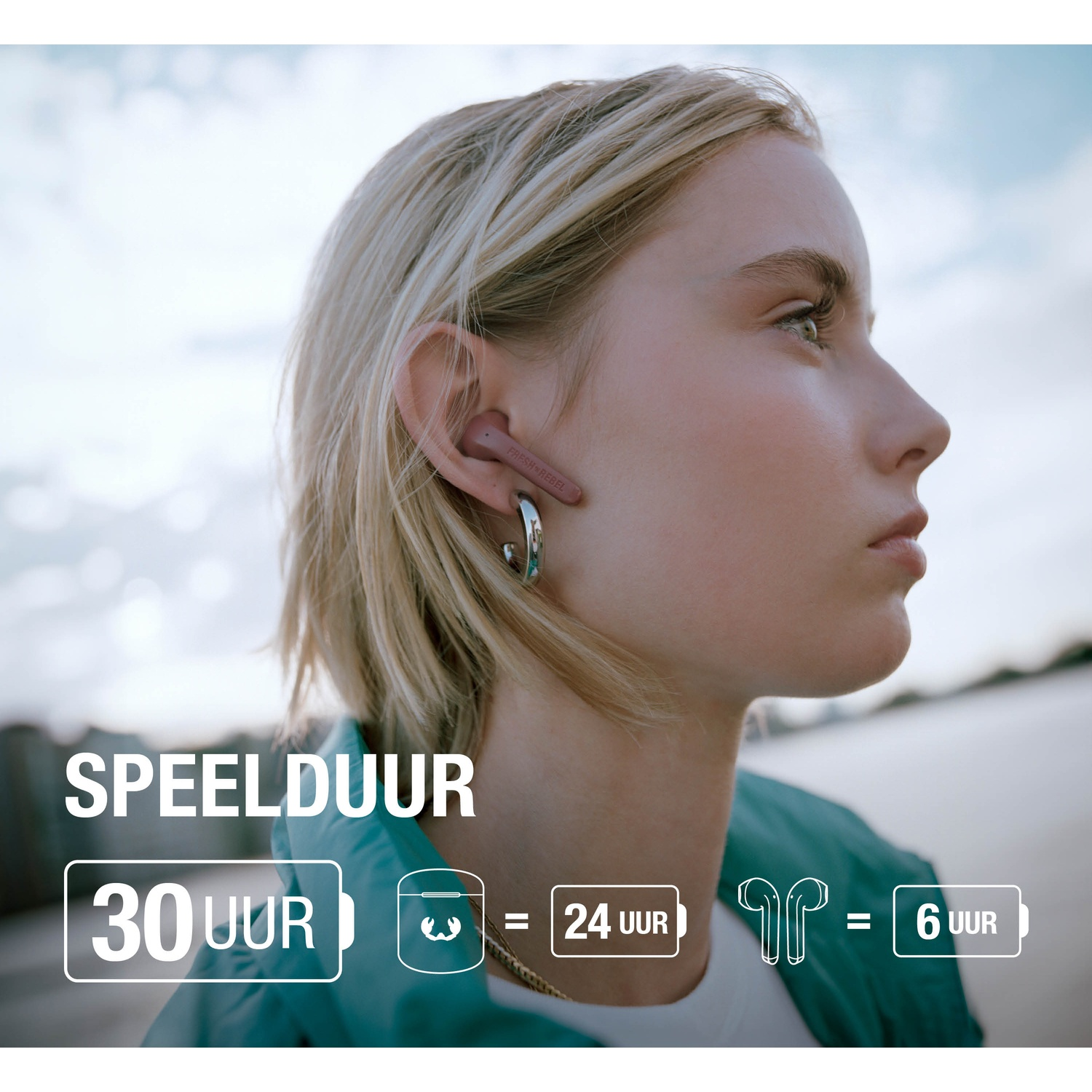 Une femme porte un écouteur. Le texte indique 30 heures de jeu. Les écouteurs durent 6 heures. L'étui dure 24 heures. Boucle d'oreille. Cheveux blonds.