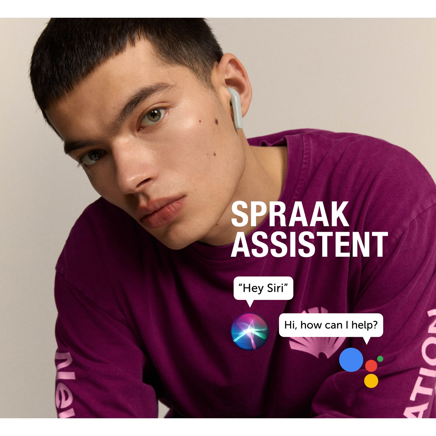 Un jeune homme en chemise violette. Il a des écouteurs. Texte : 'SPRAAK ASSISTENT' et 'Hey Siri' avec logos d'assistant.