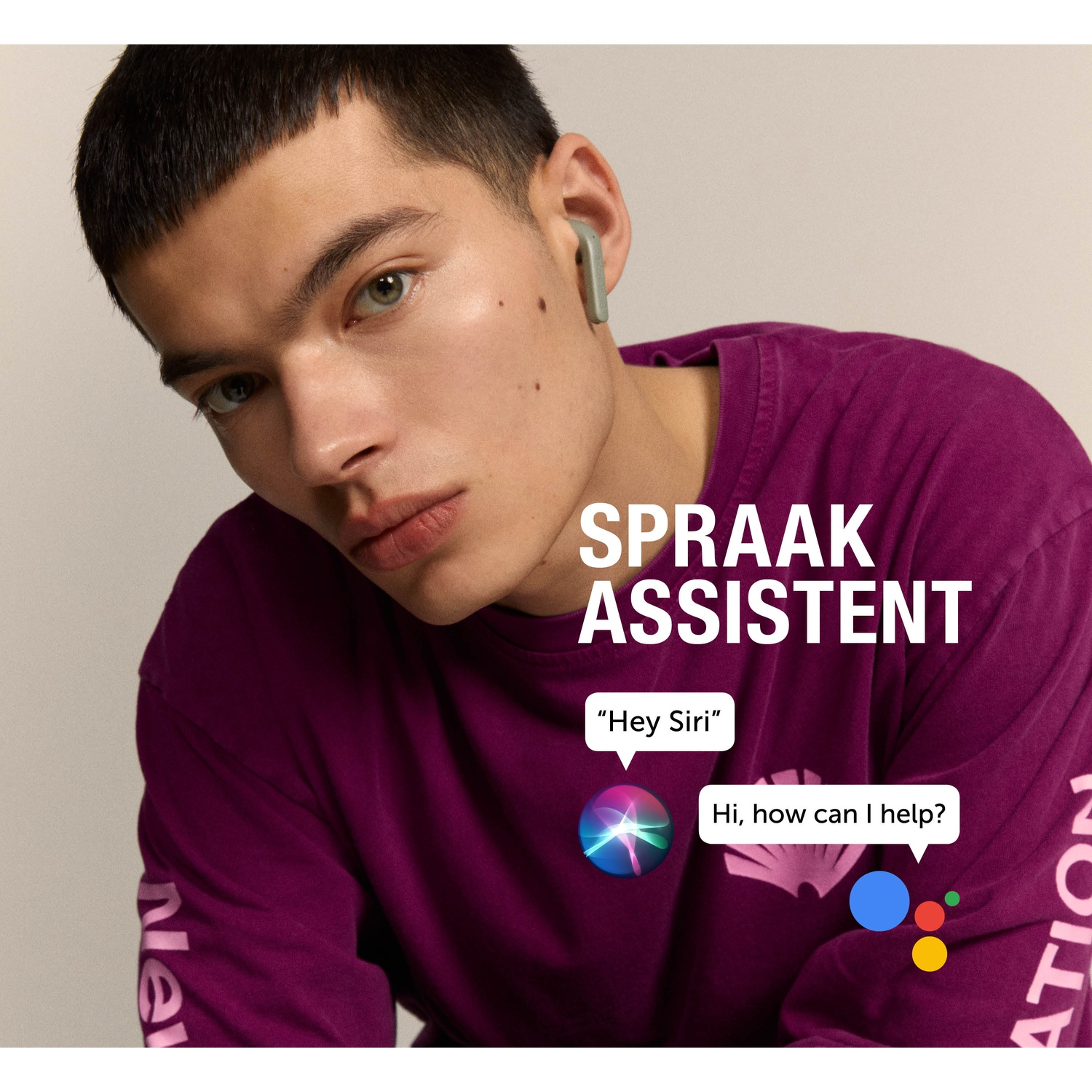 Een jonge man met oortelefoons en een paars shirt. De tekst zegt 'SPRAAK ASSISTENT' en spraakballonnen voor 'Hey Siri' en 'Hi, how can I help?'.