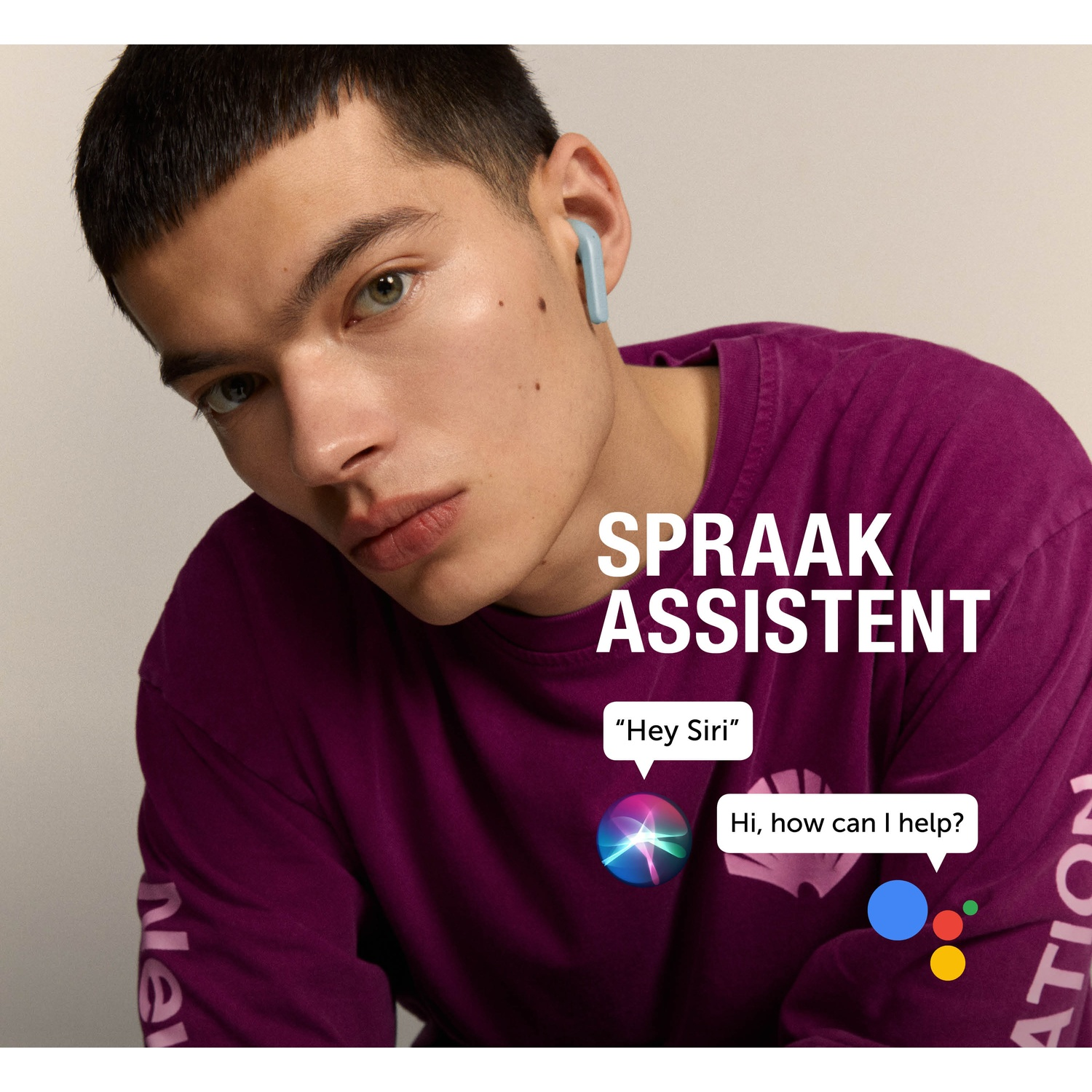 Een jonge man met een paars shirt met tekst. Hij heeft een oortelefoon in zijn oor. Tekst zegt 'SPRAAK ASSISTENT' en tekstballonnen.