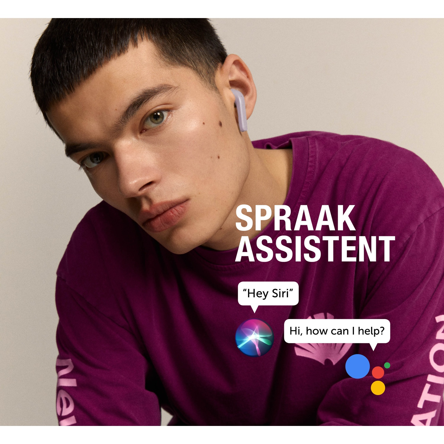 Een jonge man met oordopjes, gekleed in een paars shirt, die stemassistentfuncties adverteert, met 'Hé Siri' en 'Hallo, hoe kan ik helpen?'.
