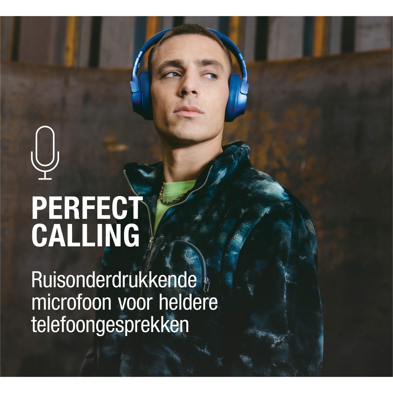 Een man met een blauwe koptelefoon kijkt weg. De tekst luidt 'PERFECT CALLING' en 'Noise-cancelling microfoon voor heldere telefoongesprekken'.