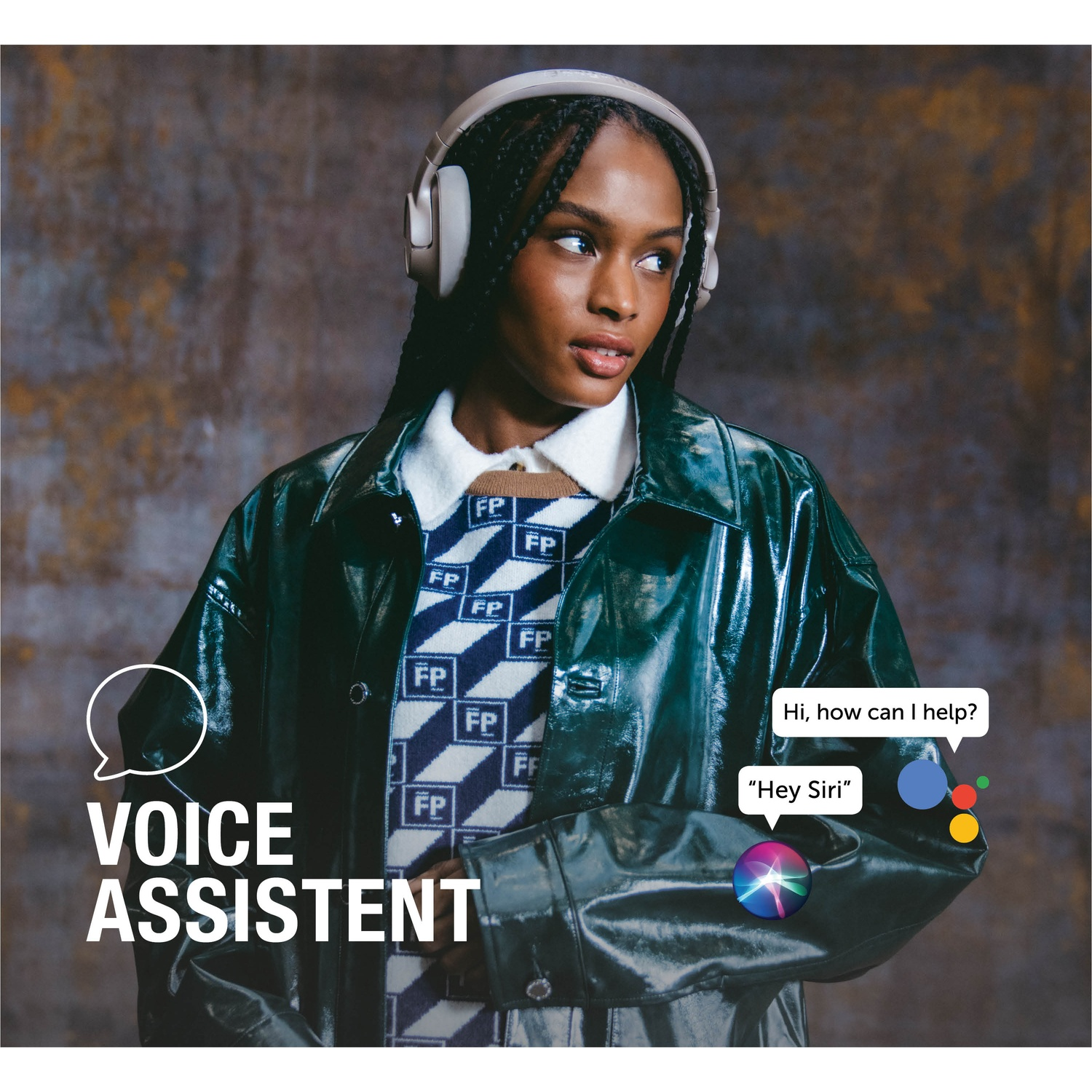 Een vrouw draagt een koptelefoon en een groene jas. Tekst: 'Spraakassistent'. Spraakballonnen: 'Hey Siri' en 'Hallo, hoe kan ik helpen?'