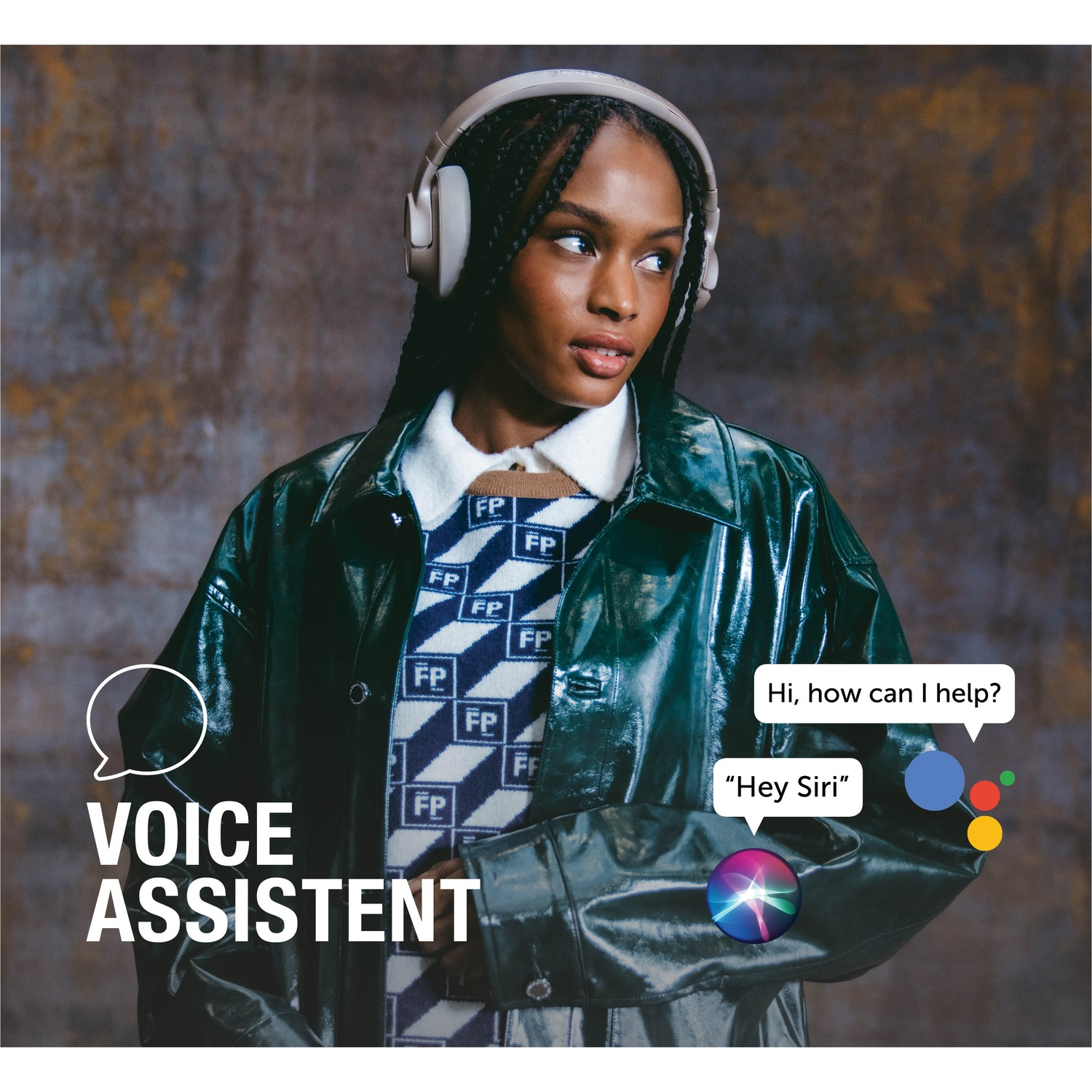 Une femme porte un casque et une veste verte. Des bulles de texte indiquent "Bonjour, comment puis-je vous aider ?" et "Hey Siri". L'image fait la pub de l'assistant vocal.