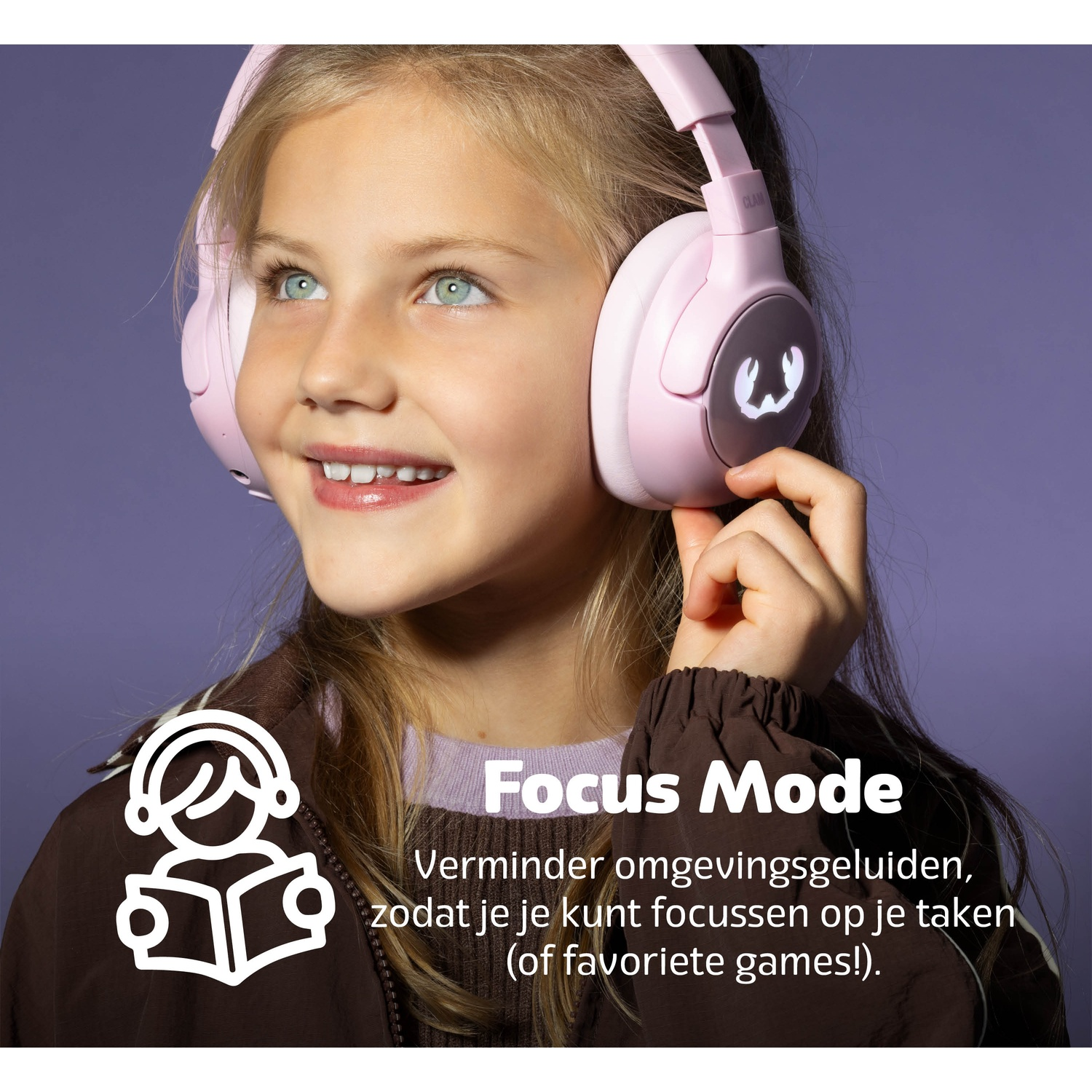 Een meisje met een roze koptelefoon glimlacht. Tekst zegt 'Focus Mode'. De achtergrond is paars.