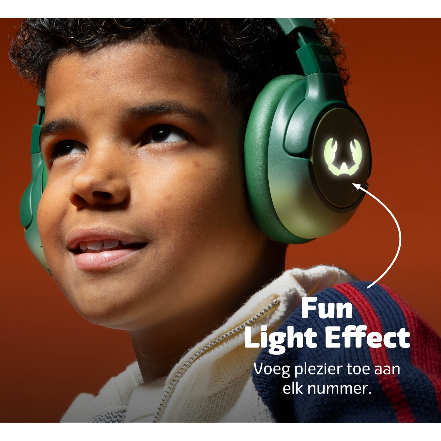 Een jongen draagt ​​een groene koptelefoon met een oplichtend embleem. Tekst: "Fun Light Effect". Achtergrond oranje.