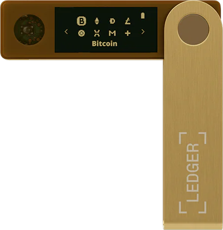 Portefeuille matériel Ledger doré. L'écran affiche Bitcoin et symboles crypto. L'appareil est sur fond noir.