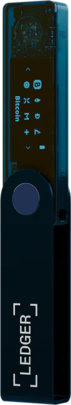 Un portefeuille matériel Ledger. L'écran affiche Bitcoin, avec des icônes et un bouton circulaire. Le logo Ledger est visible.