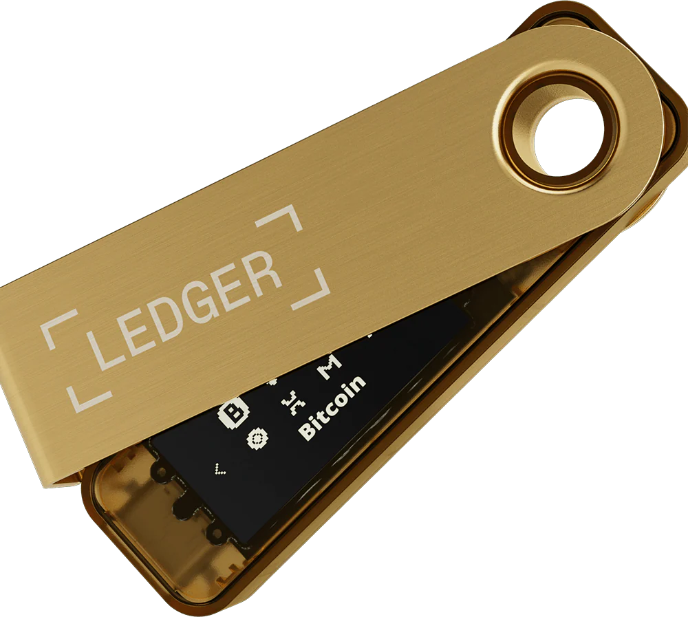 Portefeuille matériel Ledger doré, ouvert pour révéler un écran noir affichant des icônes de crypto-monnaie et le texte "Bitcoin".