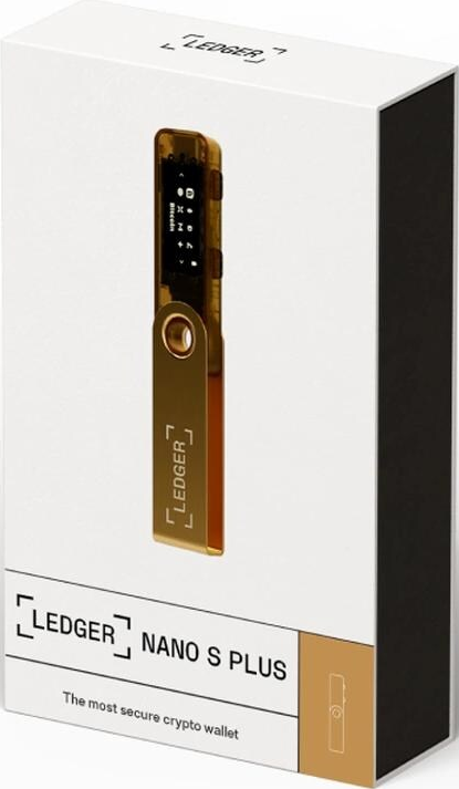 Un portefeuille crypto Ledger Nano S Plus dans sa boîte. La boîte est blanche avec des accents noirs. Le portefeuille est doré.