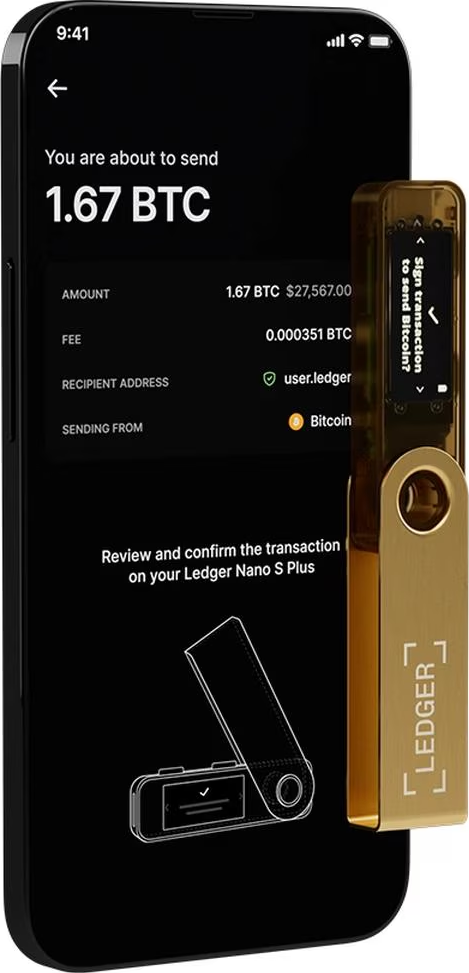 Un téléphone affiche une transaction Bitcoin. Un Ledger Nano S Plus est à côté du téléphone. Le montant de la transaction est de 1,67 BTC.