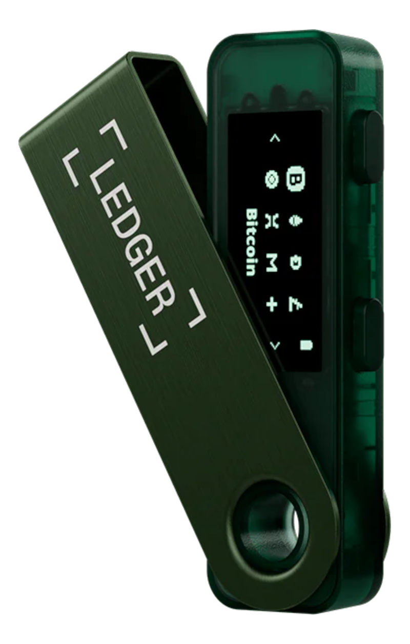 Ein grünes Ledger-Hardware-Wallet. Der Deckel ist geöffnet und zeigt einen Bildschirm mit Symbolen und dem Wort Bitcoin.