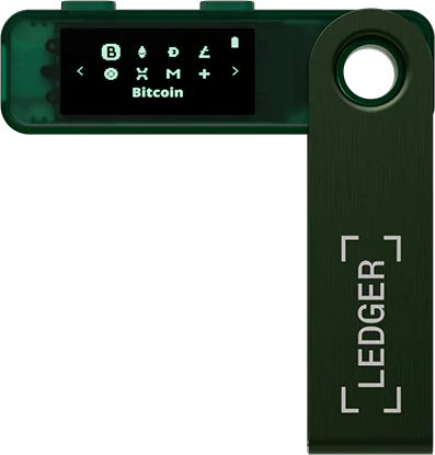 Ein grünes Ledger-Hardware-Wallet. Der Bildschirm zeigt Bitcoin und andere Kryptowährungssymbole an. Das Ledger-Logo ist sichtbar.