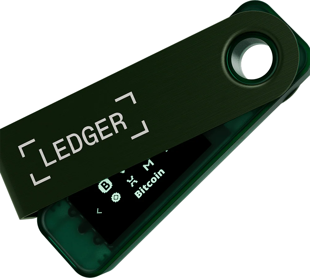 Ein grünes Ledger-Hardware-Wallet wird in einem Winkel angezeigt, der Bildschirm zeigt Bitcoin. Das Wort LEDGER ist auf dem oberen Teil sichtbar.