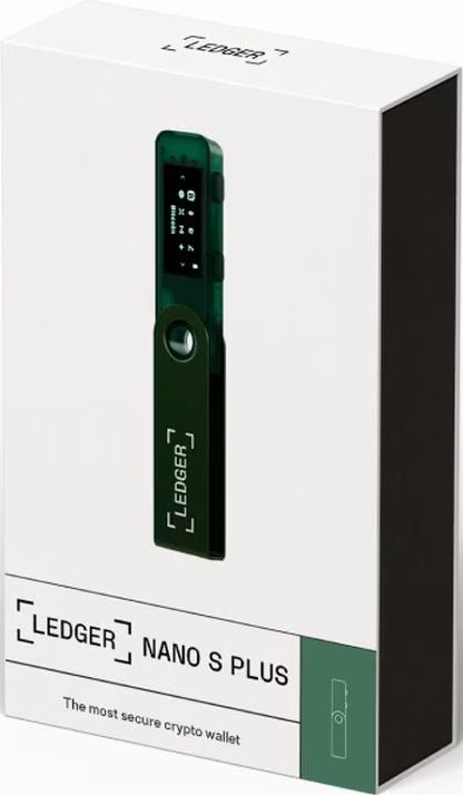 Ein grünes Ledger Nano S Plus Krypto-Wallet in seiner weißen Box. Die Box hat das Ledger-Logo und die Worte 'Nano S Plus'.