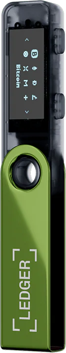 Ein Ledger-Hardware-Wallet. Es hat ein grünes Unterteil und einen Bildschirm, der Bitcoin anzeigt. Das Gehäuse ist transparent.