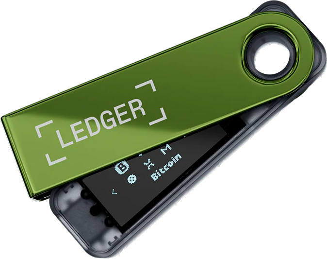 Ein grünes Ledger-Hardware-Wallet wird teilweise geöffnet angezeigt, mit einem Bildschirm, der Bitcoin-Informationen vor schwarzem Hintergrund zeigt.