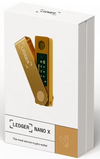 Portefeuille crypto Ledger Nano X doré, partiellement ouvert, sur une boîte blanche avec texte 'Ledger Nano X'.