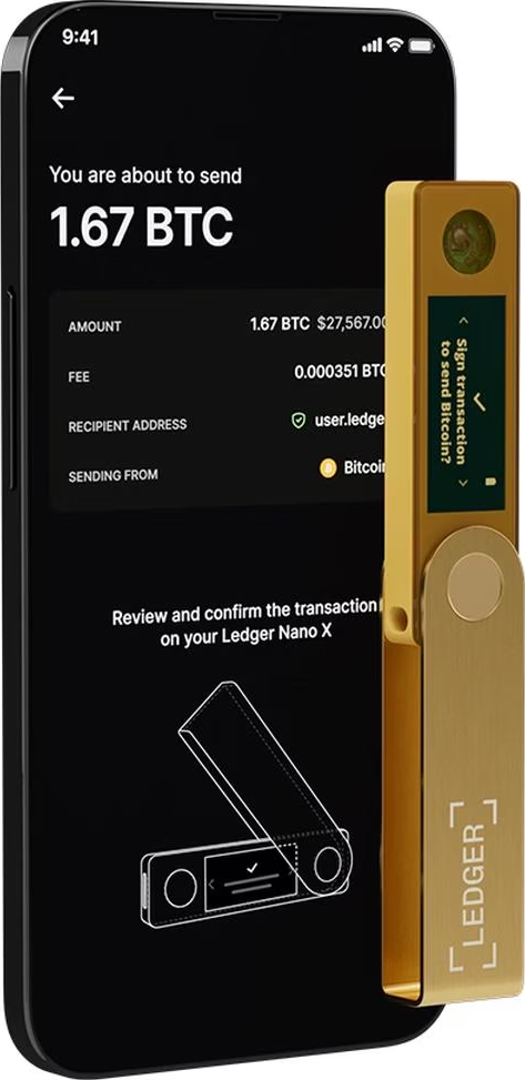 Un téléphone affiche une transaction Bitcoin, à côté d'un portefeuille Ledger Nano X. La transaction est de 1,67 BTC.
