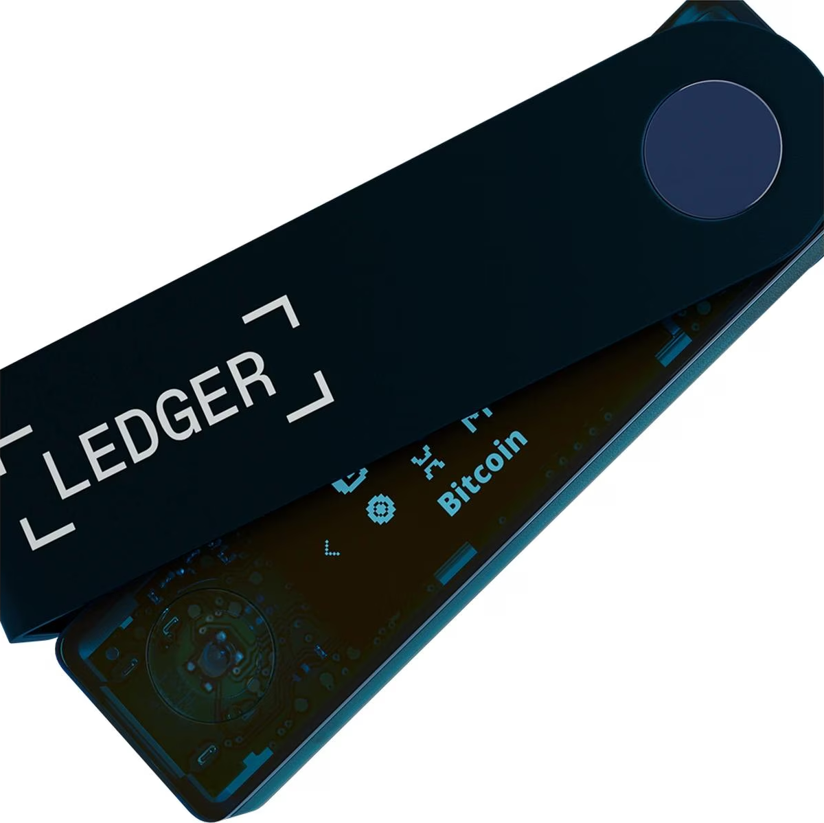 Un portefeuille matériel Ledger. L'appareil est bleu foncé, affichant le logo Ledger et les détails Bitcoin. L'écran montre un circuit imprimé.