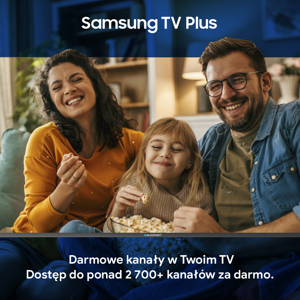 Rodzina ogląda telewizję, je popcorn, uśmiecha się. Ojciec w okularach, matka w żółtym, córka pośrodku. Widoczne logo Samsung TV Plus.