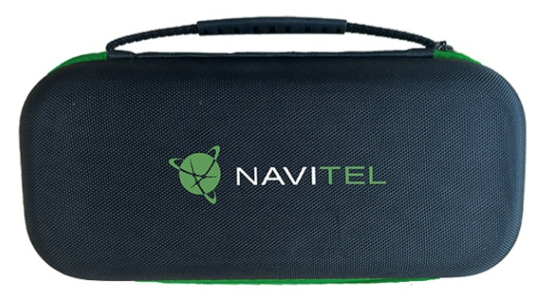 Czarny futerał z zielonym logo Navitel. Ma uchwyt i zielone wykończenie. Nazwa marki jest widoczna z przodu.