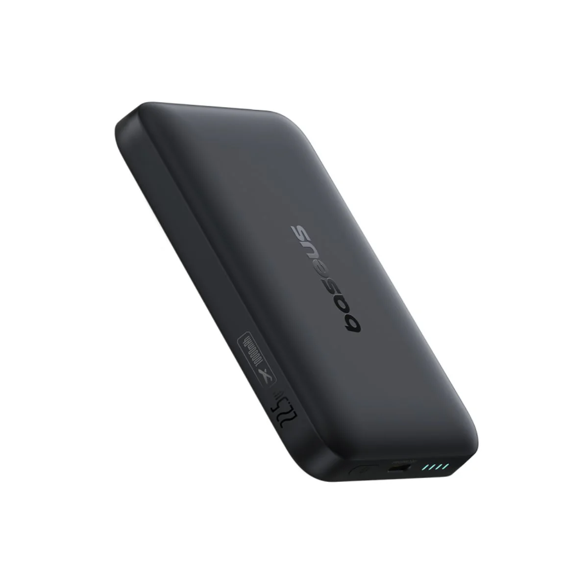 Egy fekete Baseus power bank fehér háttérrel, ferdén. Digitális kijelzővel rendelkezik, és a 'Baseus' szó látható.