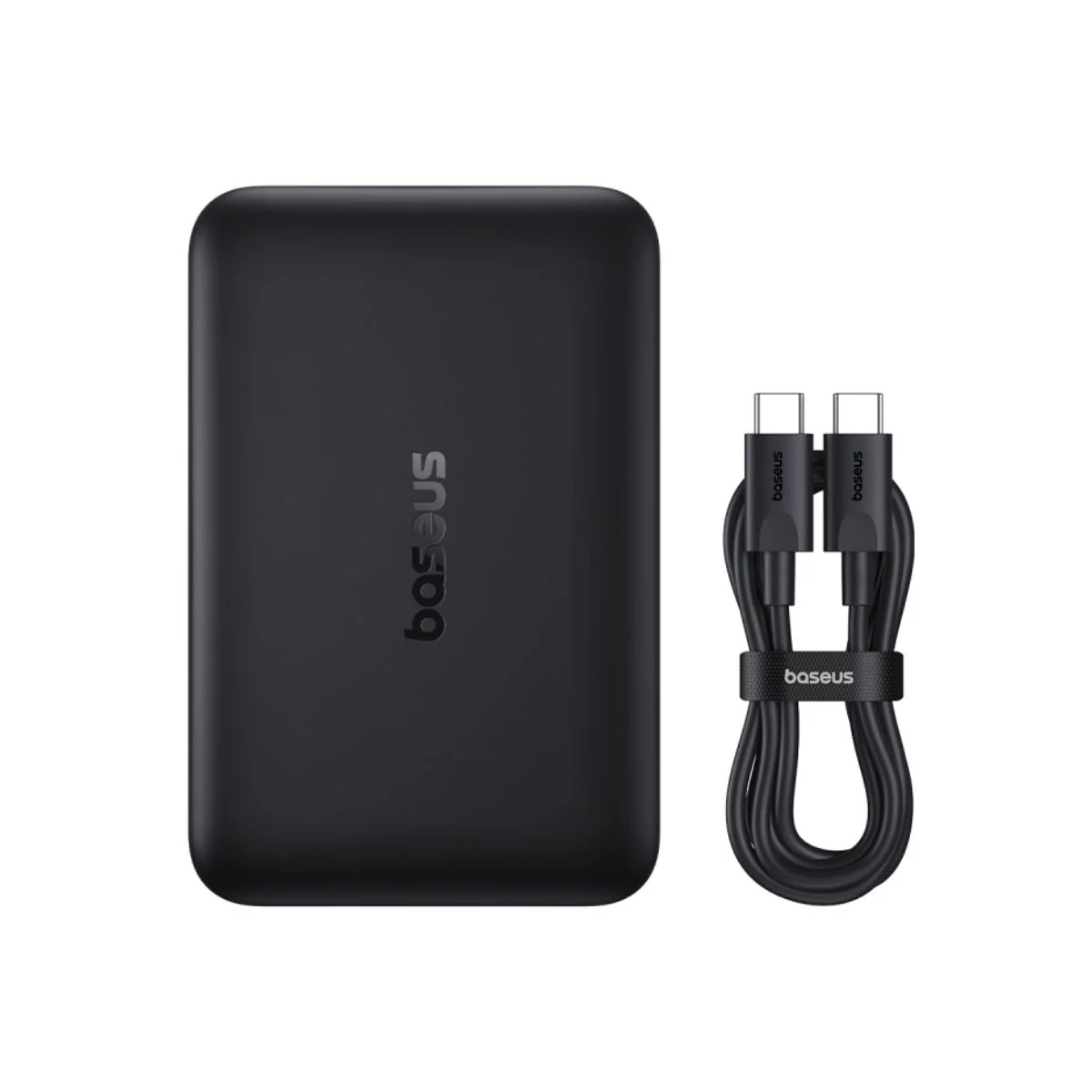 Fekete Baseus power bank és USB-C kábel. A power bank téglalap alakú, Baseus logóval. A kábel tekercselt, Baseus márkajelzéssel.