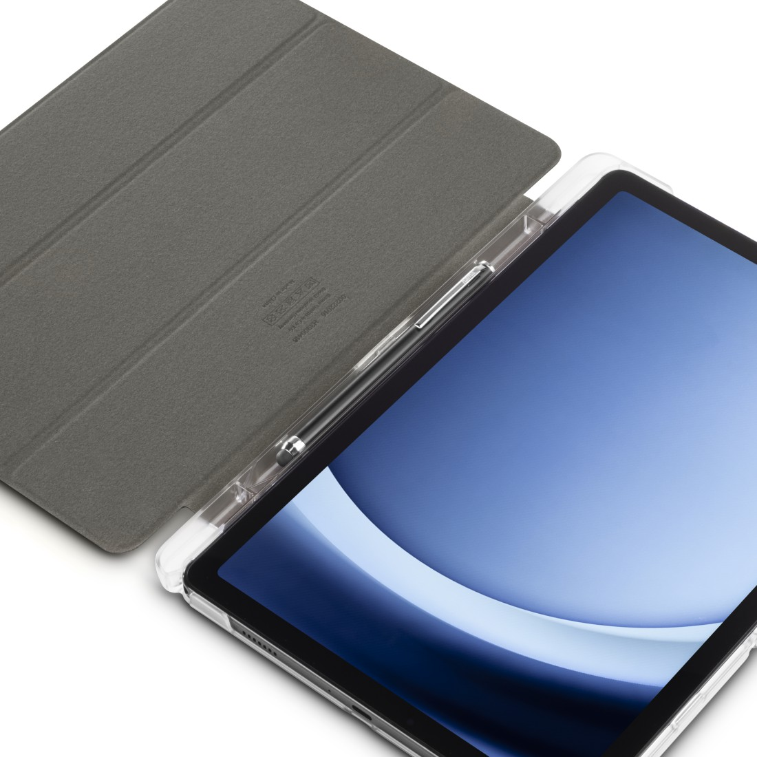 Tablet mit grauem Cover und blauem Bildschirm, ein Stift ist daran befestigt. Der Hintergrund ist weiß.