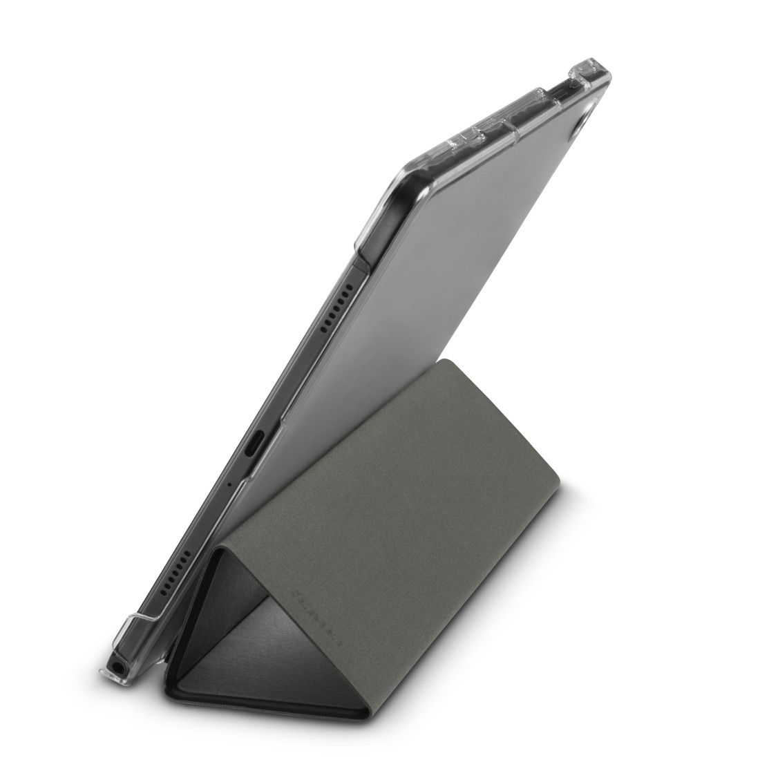 Ein graues Tablet in einer durchsichtigen Hülle ruht auf einem grauen, dreieckigen Ständer, vor weißem Hintergrund.