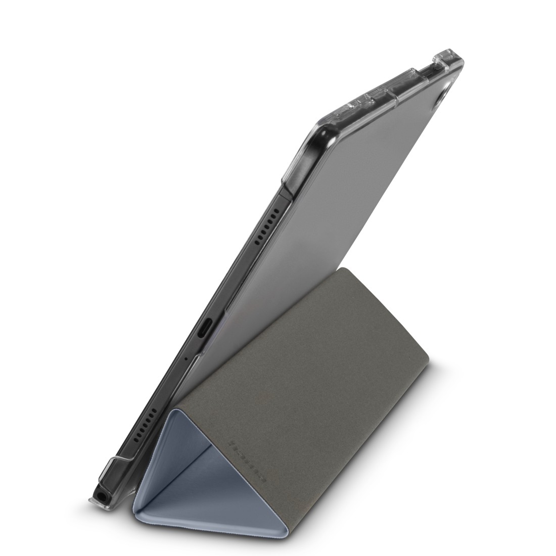 Tablet in einer durchsichtigen Hülle, abgestützt von einem grauen, dreieckigen Ständer. Der Ständer hat eine blaue Innenseite. Weißer Hintergrund.