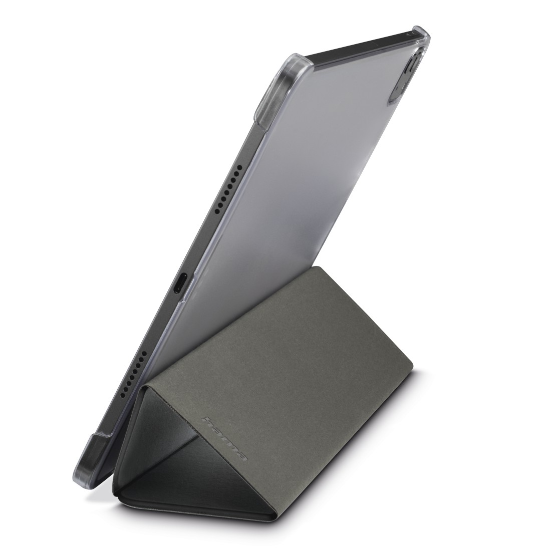 Tablet in einer grauen Hülle, die auf einem dreieckigen Ständer steht. Die Hülle ist durchsichtig, das Tablet grau. Weißer Hintergrund.