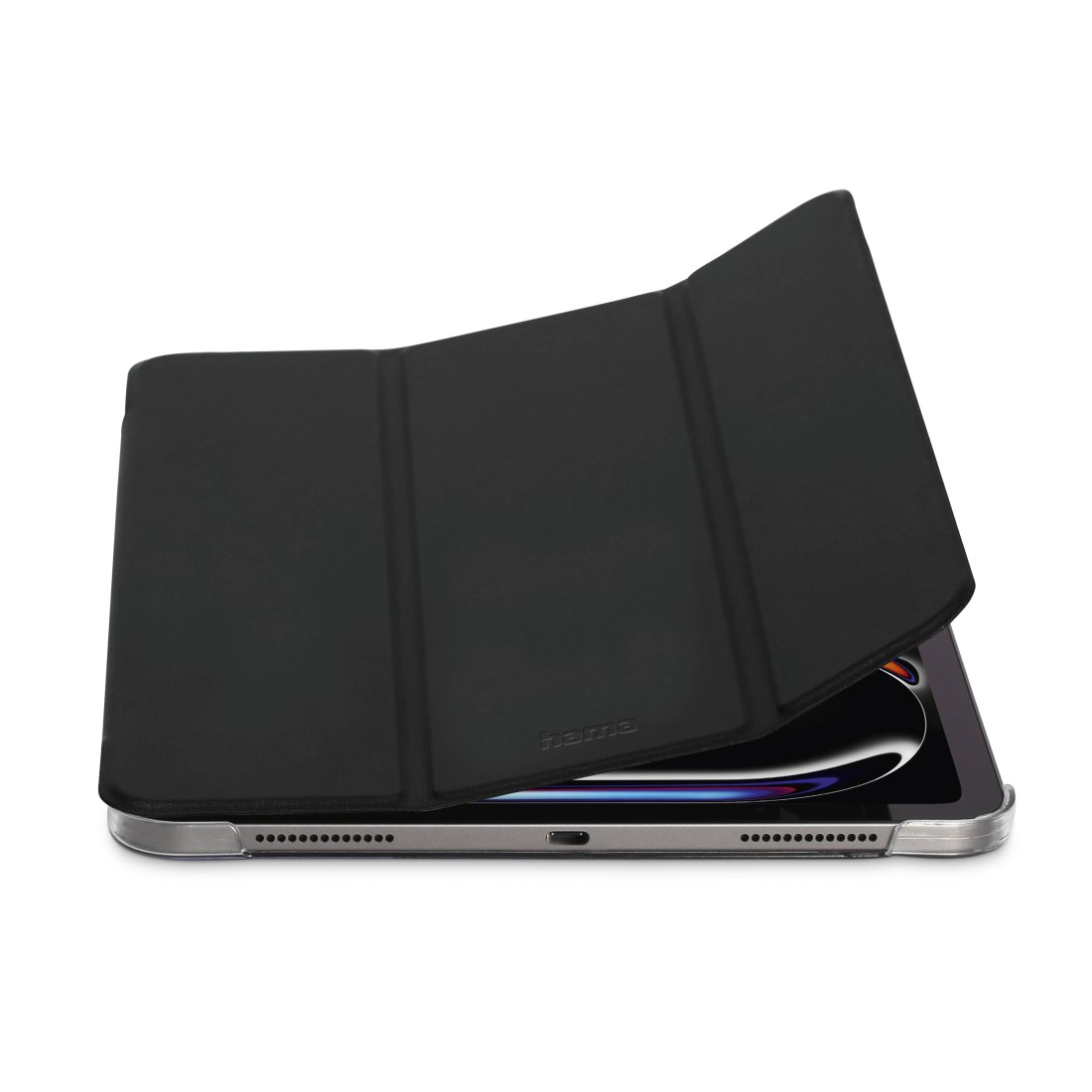 Eine schwarze Tablethülle, die teilweise geöffnet ist und ein Tablet zeigt. Auf der Hülle ist die Marke 'hama' aufgedruckt. Das Tablet ist silber.