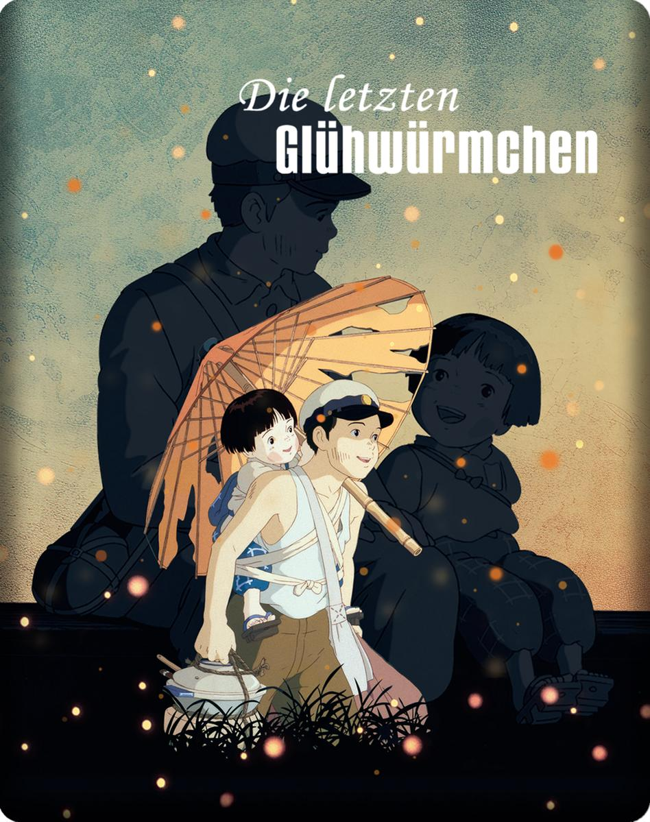 Anime-Bild eines Mannes, der ein Kind trägt und einen Regenschirm hält. Zwei weitere Figuren befinden sich im Hintergrund. Titel auf Deutsch.