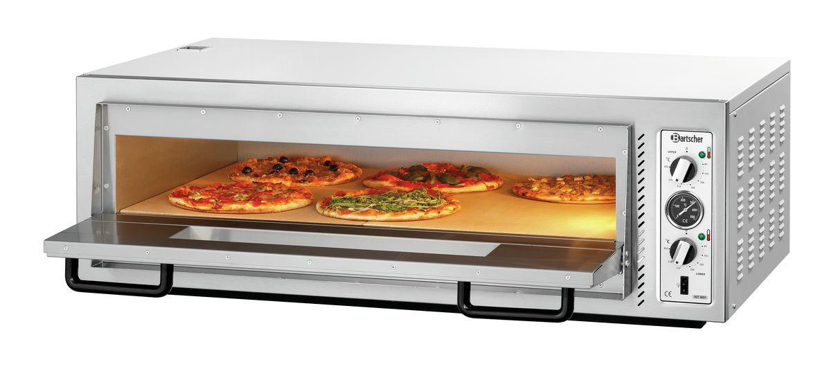Ein Pizzaofen zeigt mehrere Pizzen. Der Ofen ist aus Edelstahl mit offener Tür. Die Pizzen haben verschiedene Beläge.