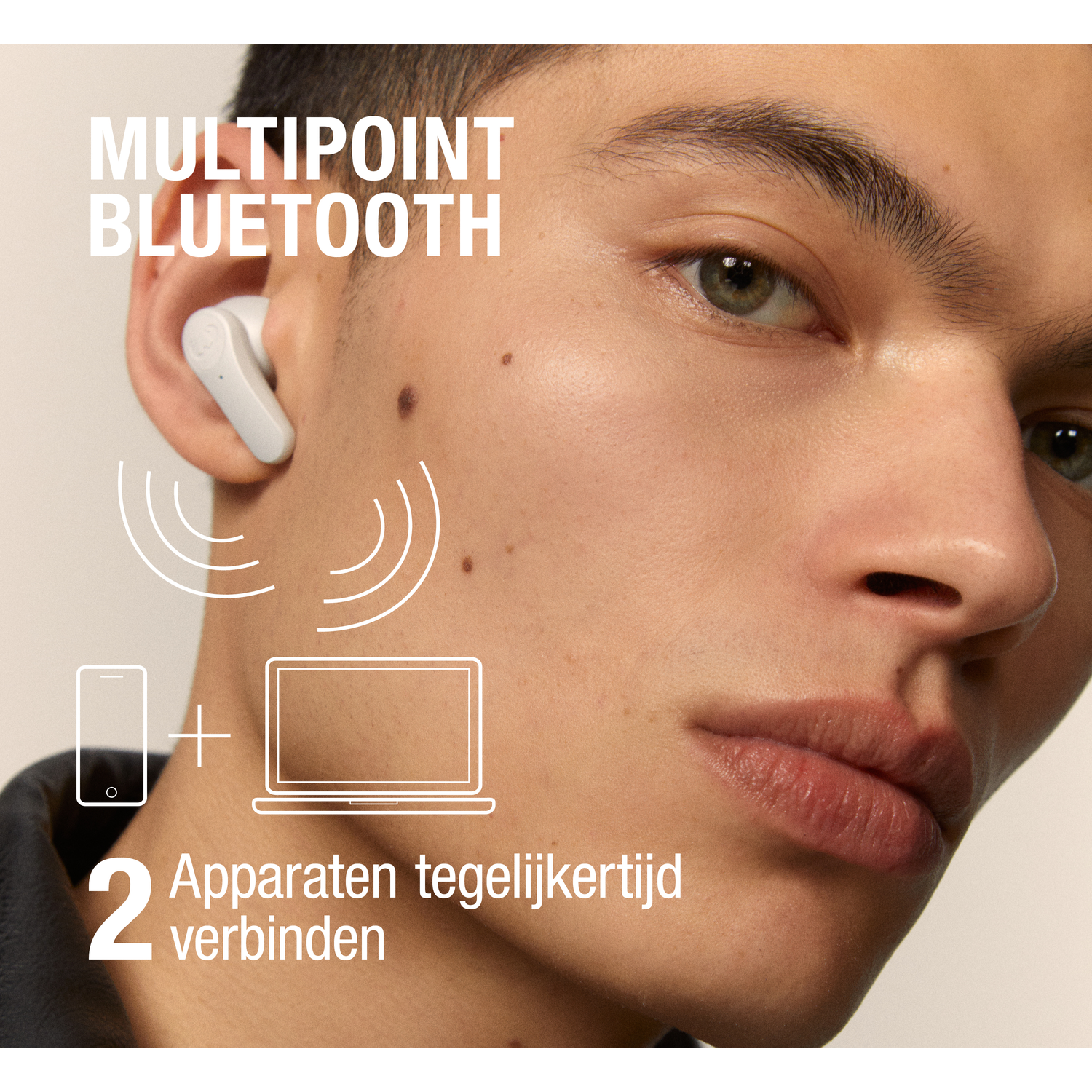 Een man met een witte oortelefoon, met telefoon- en laptop-iconen en tekst die aangeeft dat twee apparaten tegelijkertijd verbinding kunnen maken.