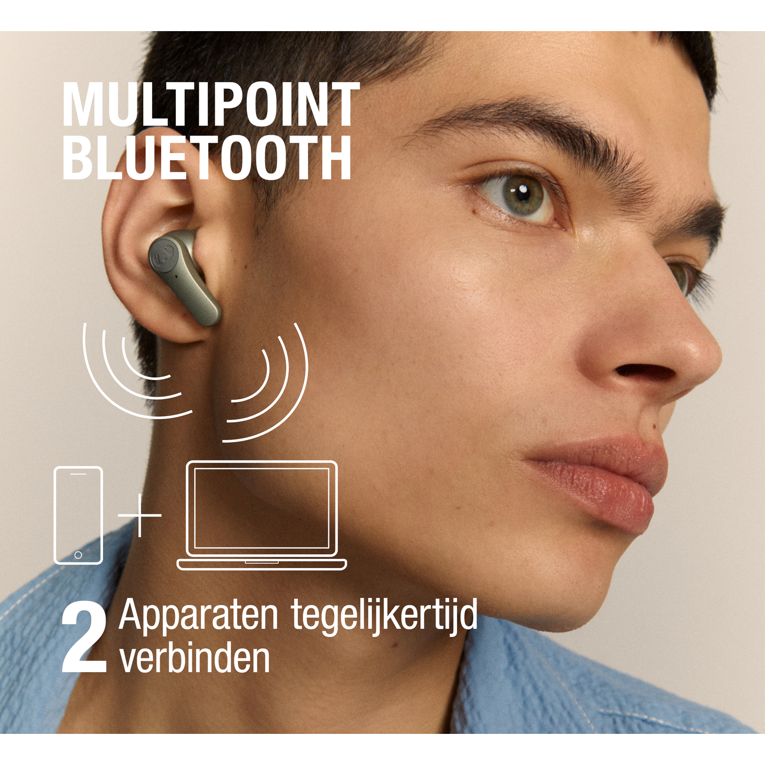 Een man met een oortelefoon. Tekst zegt Multipoint Bluetooth. Afbeeldingen tonen telefoon en laptop. Tekst zegt: verbind 2 apparaten tegelijk.