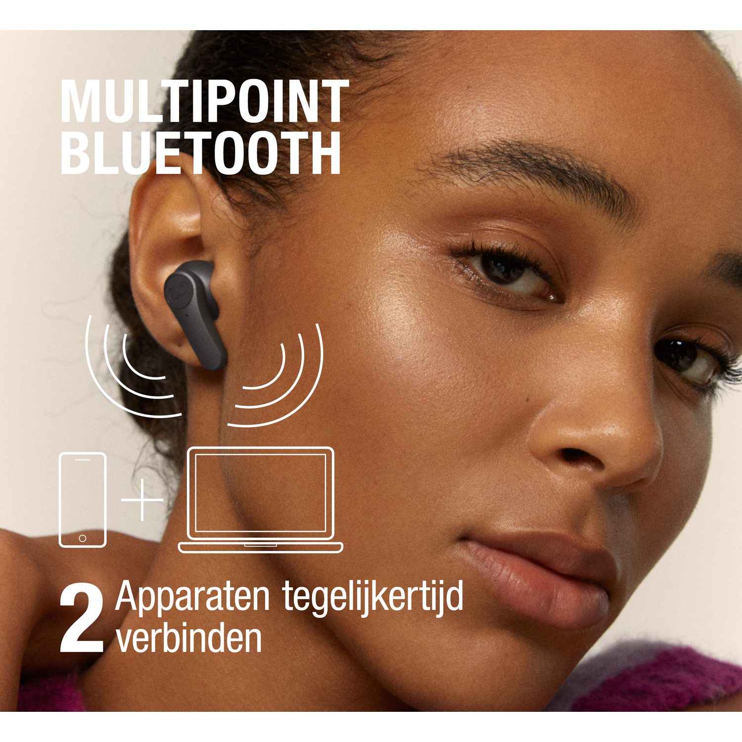Een vrouw draagt een zwarte oortelefoon. Tekst 'Multipoint Bluetooth'. Pictogrammen van telefoon en laptop. Tekst: 'Verbind 2 apparaten tegelijk'.